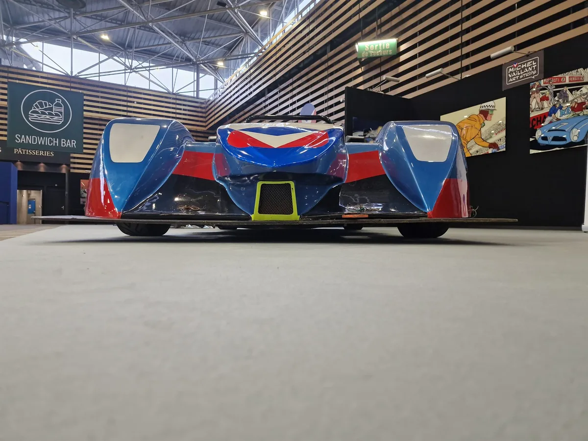 Face avant du sport-prototype Vaillante