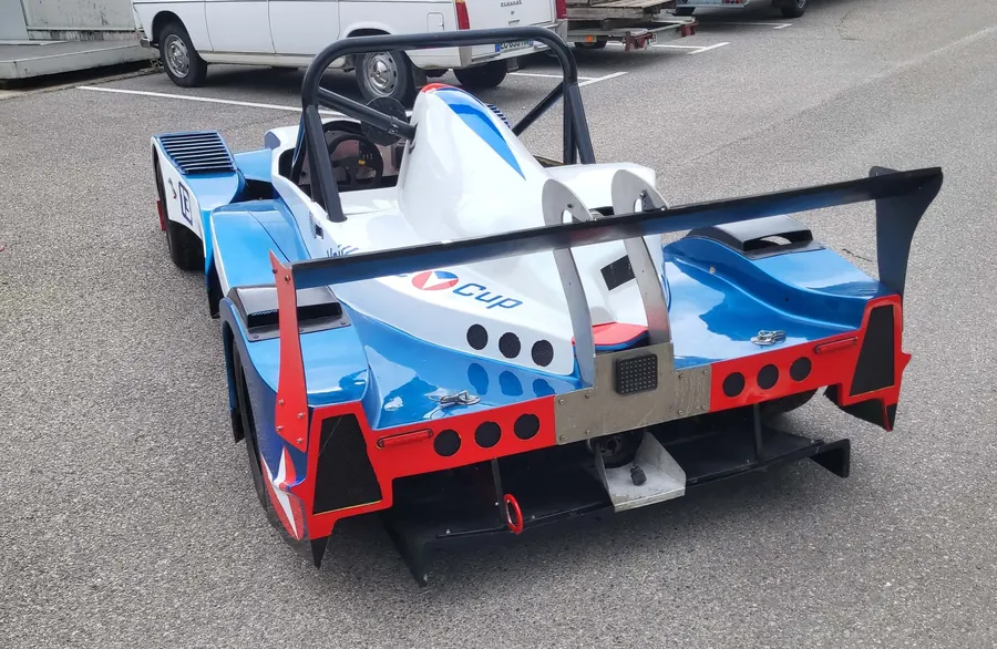 Vue arriere du sport-prototype Vaillante